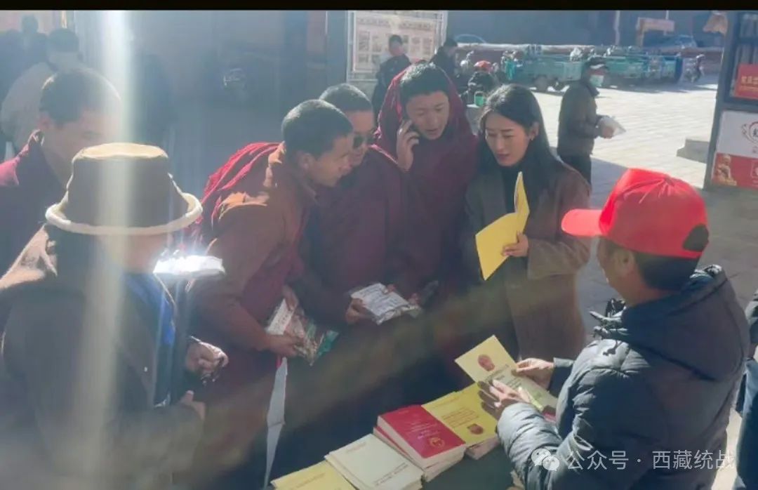 日喀则市萨迦寺管委会组织开展“学法人人受益 守法处处和谐”为主题的法治宣传活动