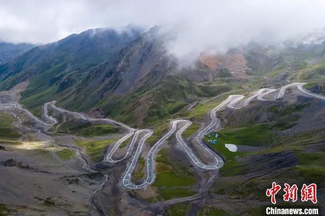 资料图：航拍通往西藏隆子县玉麦乡的盘山公路。　江飞波 摄